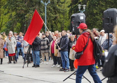 Kāda sagadīšanās, ka karogs "revolūcijas sarkanajā" pie kāta piestiprināts ar striķīti "sirpja un āmura dzeltenajā".