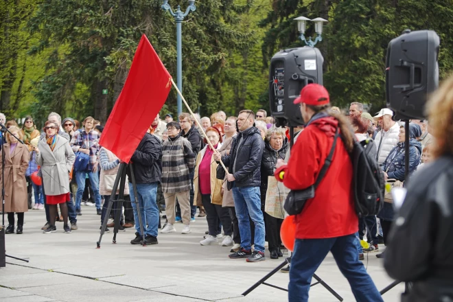 Kāda sagadīšanās, ka karogs "revolūcijas sarkanajā" pie kāta piestiprināts ar striķīti "sirpja un āmura dzeltenajā".