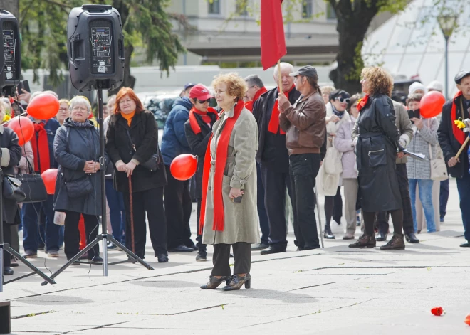 Tie, kuriem iztrūka plāni 1. maija brīvdienai, droši varēja doties uz Esplanādi, kur partija “Latvijas krievu savienība” (LKS), parūpējās par patiesi unikālu gaisotni, ļaujot izjust, kā būtu atrasties kādā no vēsturiskajām Ļeņina pirms-revolūcijas uzrunām. Absurdākas par pašu mītiņu bija vien tā rīkotāju izvirzītās prasības.