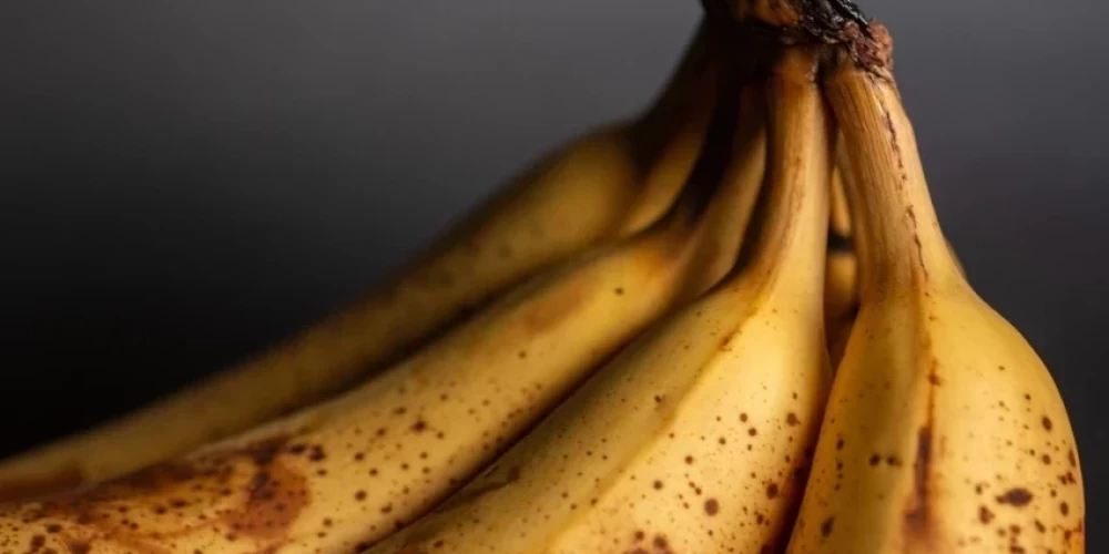 Kā uzglabāt banānus, lai tie nekļūtu melni: 7 iedarbīgi triki, kurus vērts izmēģināt
