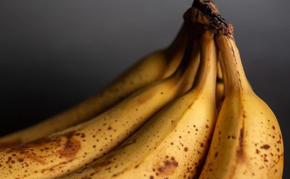 Kā uzglabāt banānus, lai tie nekļūtu melni: 7 iedarbīgi triki, kurus vērts izmēģināt