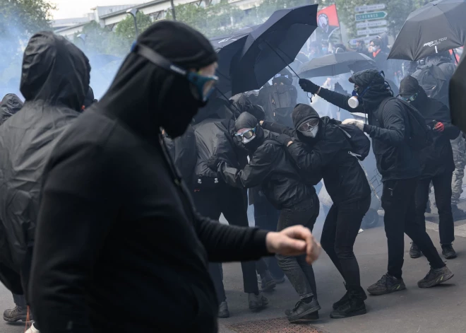 Francijā 1. maija protestos aizturēti teju 300 cilvēki un ievainoti vismaz 108 policisti