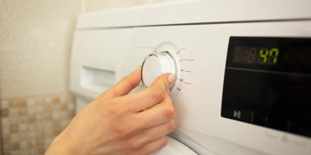 5 veidi, kā taupīt elektrību, mazgājot drēbes