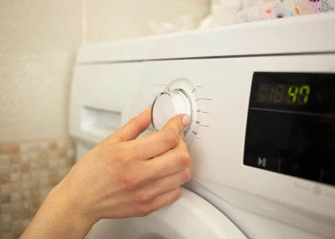 5 veidi, kā taupīt elektrību, mazgājot drēbes