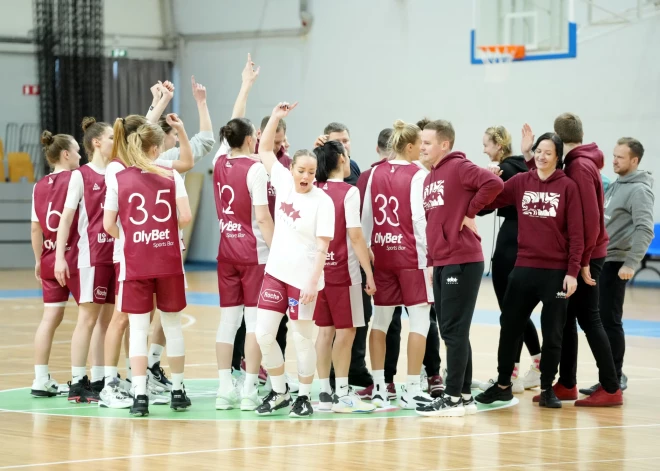 Latvijas sieviešu basketbola izlase treniņā.