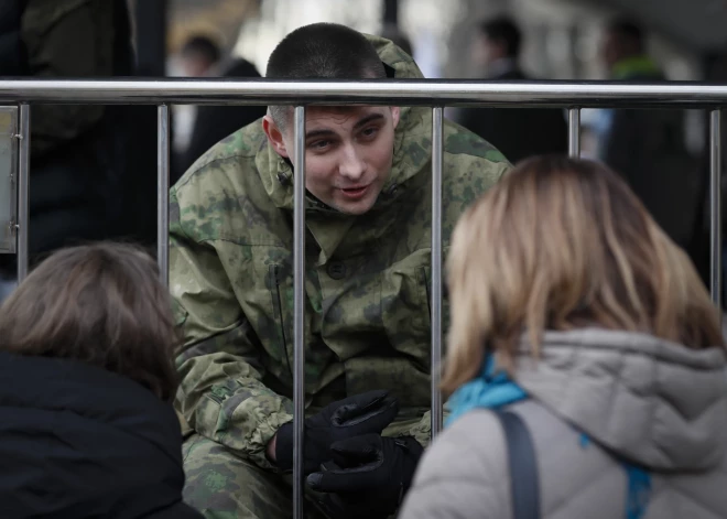 Krievijas mobilizētie aizbēg no kara pa caurumu žogā