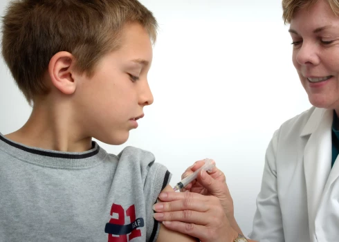 Мальчиков в Латвии будут бесплатно вакцинировать от вируса папилломы человека