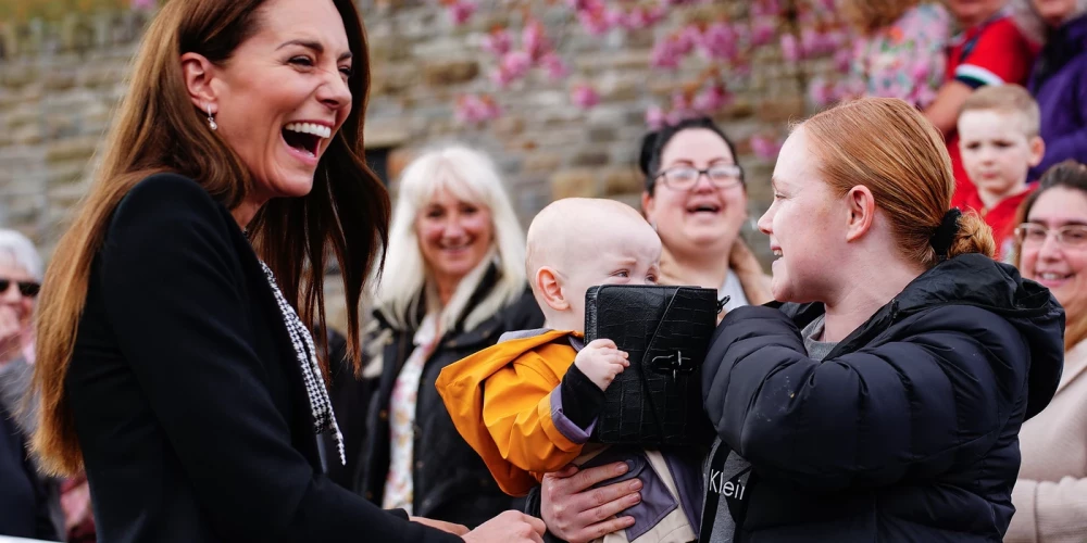 FOTO: mazulis Velsā paņem princeses Ketrīnas 675 sterliņu mārciņas vērto somiņu