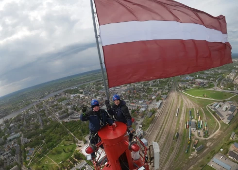 Karogi pār Latviju! Svētku dienās Latvijas augstākajos torņos pacelti valsts karogi