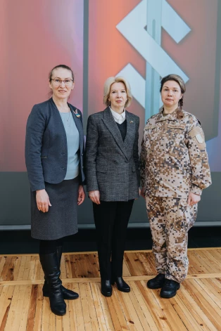 03.03.2023. Alūksne, Viļaka, Latvija. Aizsardzības ministre Ināra Mūrniece Alūksnes vidusskolā tiekas ar jaunsargiem un viesojas NBS Kājnieku skolā, kā arī apmeklē Zemessardzes 31. Kājnieku bataljonu.
Godinot nacionālos partizānus, kuri pirms 78 gadiem piedalījās Stompaku kaujā pret čekas karaspēku, aizsardzības ministre Ināra Mūrniece apmeklē Latvijas nacionālo partizānu apmetnes un cīņu piemiņas vietu Stompaku purvā, Viļakas novadā.
Foto: Armīns Janiks (Aizsardzības ministrija)