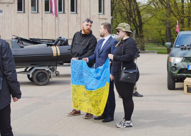 2023. gada 3. maijā pie Kongresu nama uz fronti Ukrainā pavada militāro konvoju.