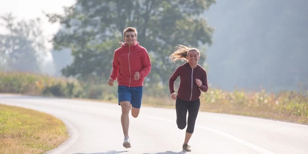 Популярный нынче бег – тоже не такое уж безвредное для суставов занятие, ведь когда стопа соприкасается с землей, происходит небольшой удар.