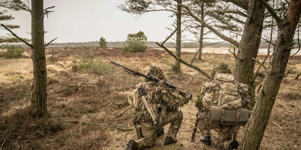 Dānijas Šlēsvigas kājnieku pulka karavīri piedalās militārajās mācībās Oksboelas šaušanas un treniņu poligonā, Jitlandē, Dānijā, 2023. gada 16. martā. 