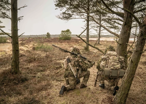 Dānijas Šlēsvigas kājnieku pulka karavīri piedalās militārajās mācībās Oksboelas šaušanas un treniņu poligonā, Jitlandē, Dānijā, 2023. gada 16. martā. 