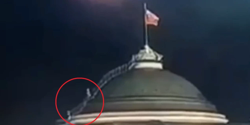 VIDEO: “Kas tas tāds?” Brīdī, kad kremli taranējis drons, uz tā jumta pamanīti cilvēkiem līdzīgi silueti