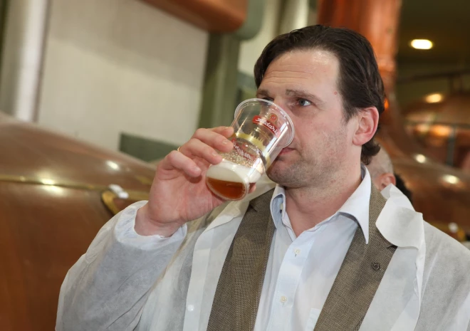 Rīgas "Dinamo" kādreizējais ģenerālmenedžeris malko aliņu sadarbības prezentācijas pasākumā.