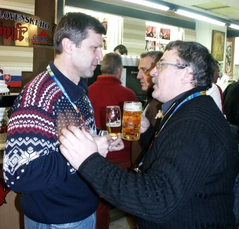 Kārtīgam hokeja aprakstītājam aliņam ik pa laikam ir jābūt pa rokai.