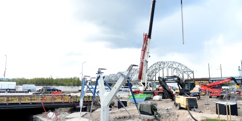 Строительные работы Rail Baltica на набережной Генерала Радзиня.