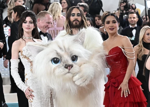 "Met Gala" ballē viesi godina dizainera Karla Lāgerfelda slaveno kaķeni Šupeti