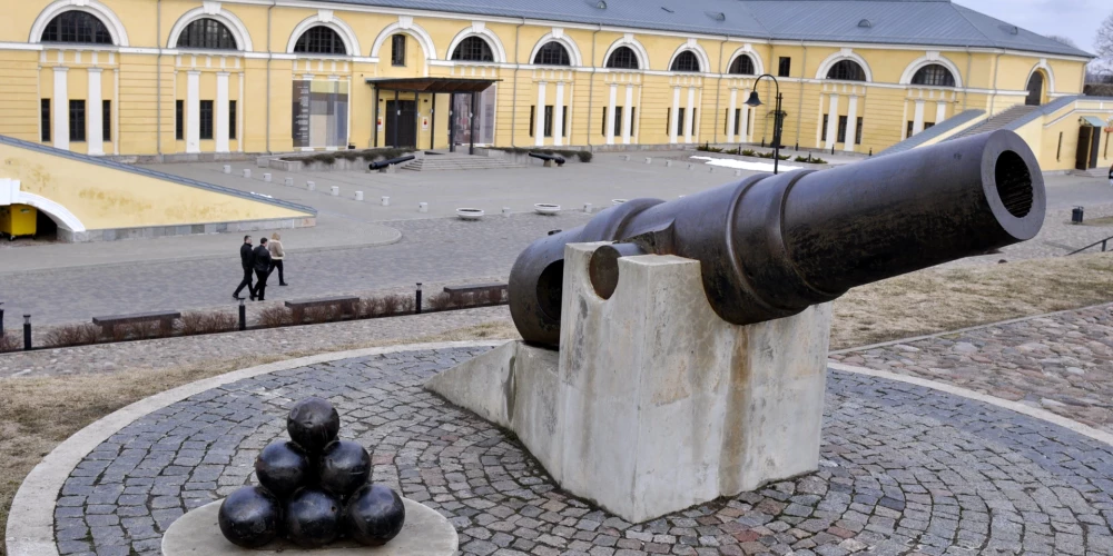 Daugavpils cietoksnis, atkarībā no laika posma arī Dinaburgas cietoksnis un Dvinskas cietoksnis (Двинская крепость), ir ievērojamākais Daugavpils kultūrvēsturiskais piemineklis. Līdz ar pilsētas nosaukuma maiņu divreiz mainījis arī savu nosaukumu. Uzbūvēts no 1810. gada līdz 1878. gadam vecās Dinaburgas pilsētas vietā un blakus 16. gadsimta beigu skanstij.