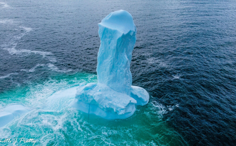 FOTO: ļaudis smīkņā – Dildo pilsētas iedzīvotāji Kanādā pamana milzu falla formas aisbergu