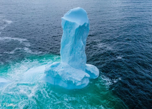 FOTO: ļaudis smīkņā – Dildo pilsētas iedzīvotāji Kanādā pamana milzu falla formas aisbergu
