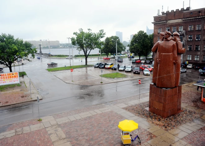 Atjaunos Latviešu strēlnieku laukuma segumu Rīgā