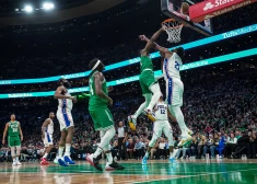 Nacionālās basketbola asociācijas (NBA) izslēgšanas spēļu Austrumu konferences pusfinālā neizšķirtu trešdien panāca Bostonas "Celtics" vienība, kas savā laukumā pārliecinoši pārspēja Filadelfijas "76ers" komandu, 2023. gada 3. maijs. 