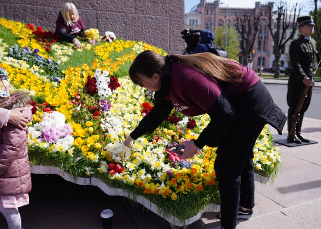 "Ziedu Latvijas" veidošana 2023. gada 4. maijā Brīvības pieminekļa pakājē.