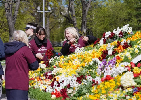 FOTO: "Ziedu Latvijas" veidošana pie Brīvības pieminekļa
