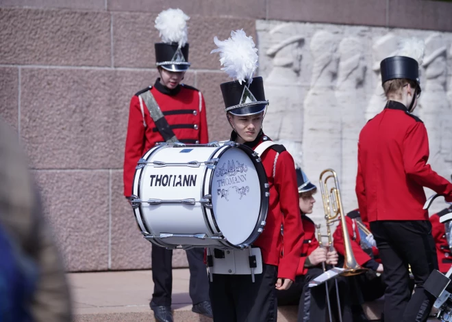 Latvijas Neatkarības deklarācijas pasludināšanas 33. gadadienā 4. maijā Latvijas skolu pūtēju orķestru dalībnieki iet parādē un defile priekšnesumus pie Brīvības pieminekļa.
