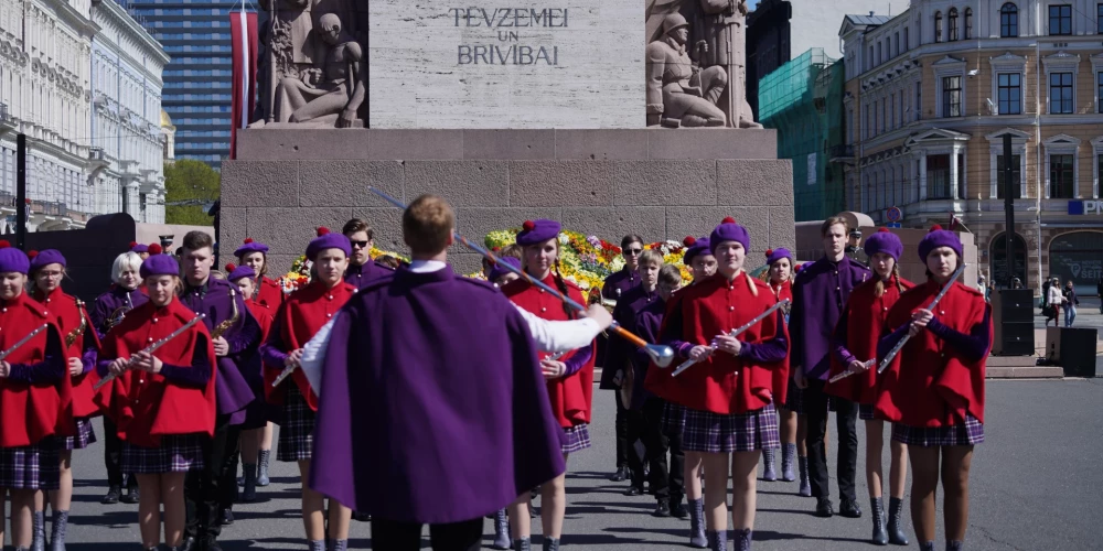  Latvijas Neatkarības deklarācijas pasludināšanas 33. gadadienā 4. maijā Latvijas skolu jaunatnes dziesmu un deju svētku pūtēju orķestru dalībnieki iet parādē un defile priekšnesumus pie Brīvības pieminekļa. 