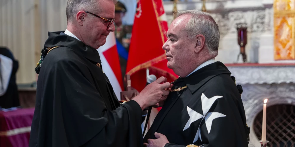 Par Maltas bruņinieku ordeņa lielmestru trešdien tika ievēlēts Kanādas advokāts Džons Danlaps, kurš ir pirmais šī ordeņa vadītājs bez aristokrātiskas izcelsmes un arī pirrmais neeiropietis šajā amatā.