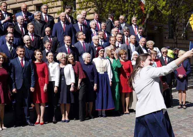 FOTO: tautastērpos un ar smaidu sejā, Saeima sanāk uz svinīgo sēdi un noliek ziedus pie Brīvības pieminekļa