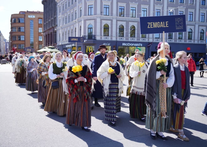 "Uzvelc tautas tērpu par godu Latvijai!" (foto: Mārtiņš Ziders)