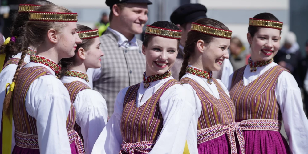 “Uzvelc savu tautas tērpu par godu Latvijai!” (foto: Mārtiņš Ziders)