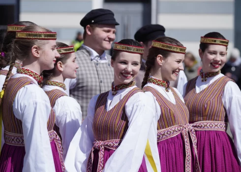 “Uzvelc savu tautas tērpu par godu Latvijai!” (foto: Mārtiņš Ziders)