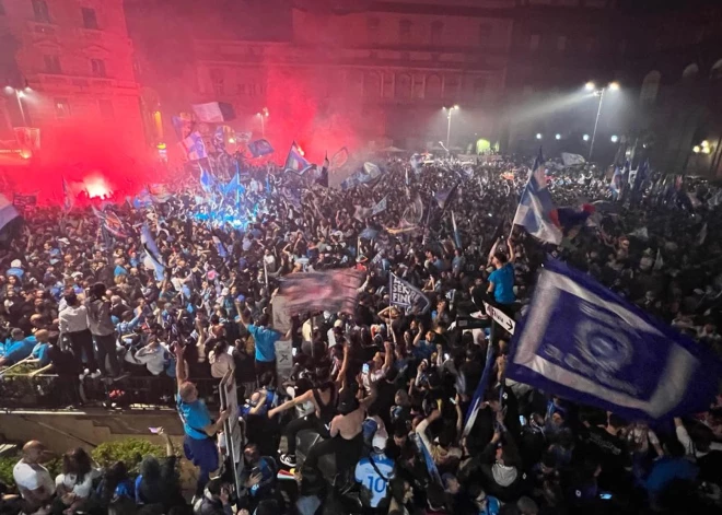 Neapolē futbola fanu svinību laikā miris viens cilvēks un 200 ievainoti