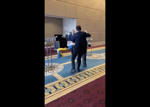 Notiekošajā drīz vien iejaucās apkārt esošie cilvēki, taču video iemūžināts Stavicka apstulbušais skatiens.