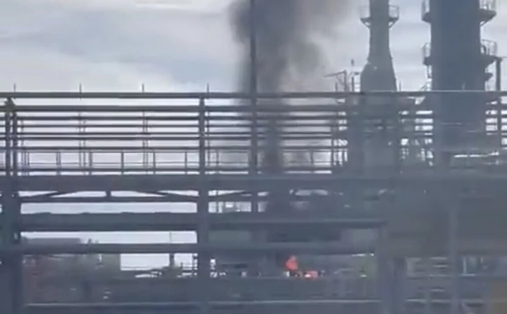 Krievijā naftas pārstrādes rūpnīcā izcēlies otrais ugunsgrēks divu dienu laikā