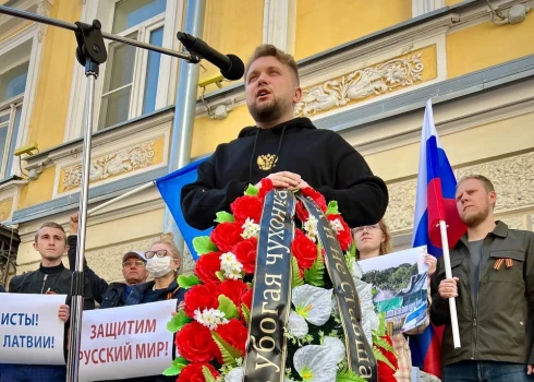 FOTO: Žirinovska partija 4. maijā nosvinēja “Latvijas bēres”