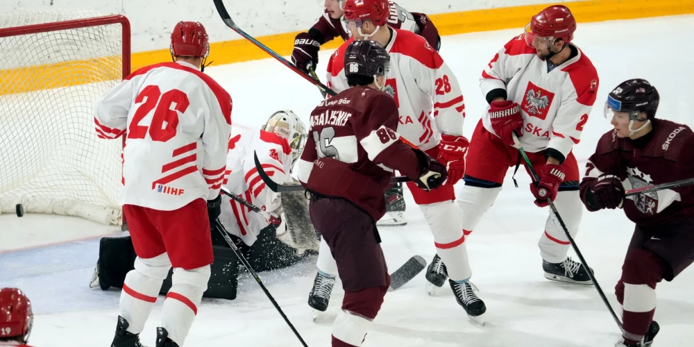 Kadrs no Polijas hokejistu spēles pret Latviju aprīļa sākumā.