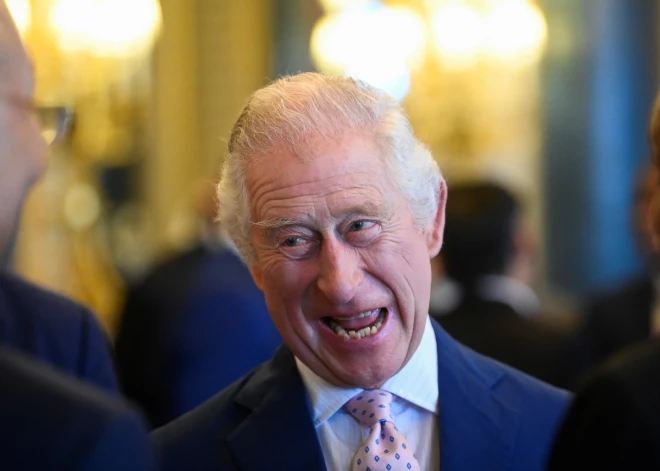 Dienu pirms Čārlza III kronēšanas karaliskajā rezidencē uzrodas "fallisks pārsteigums"