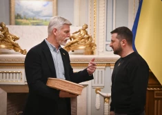 Čehijas prezidents uzdāvinājis Zelenskim greznu ieroci