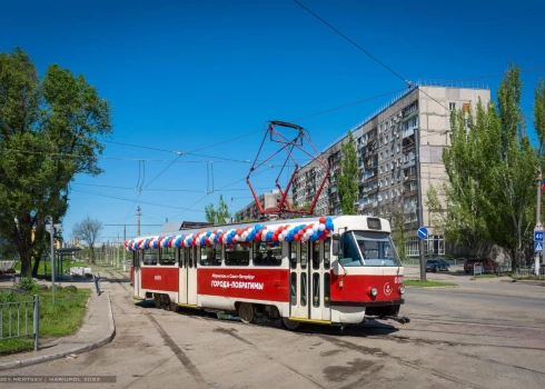 Krievija pasniegusi “dāvanu” okupētās Mariupoles iedzīvotājiem – kādreiz pa Rīgas ielām kursējošo “Tatru T3A”.