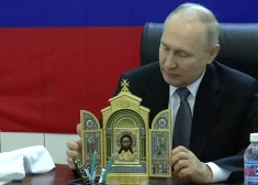 Okupantus Ukrainā sargā ar Putina dāvātu ikonu
