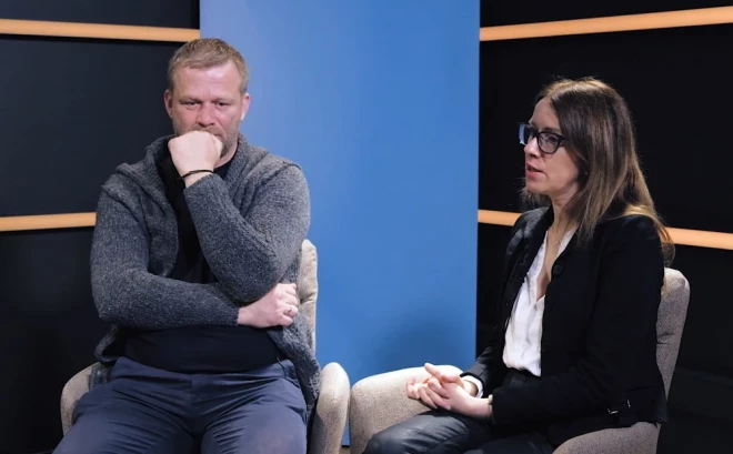 "Twitter konvoja" dibinātājs Reinis Pozņaks un Latvijas Televīzijas žurnāliste Ina Strazdiņa.