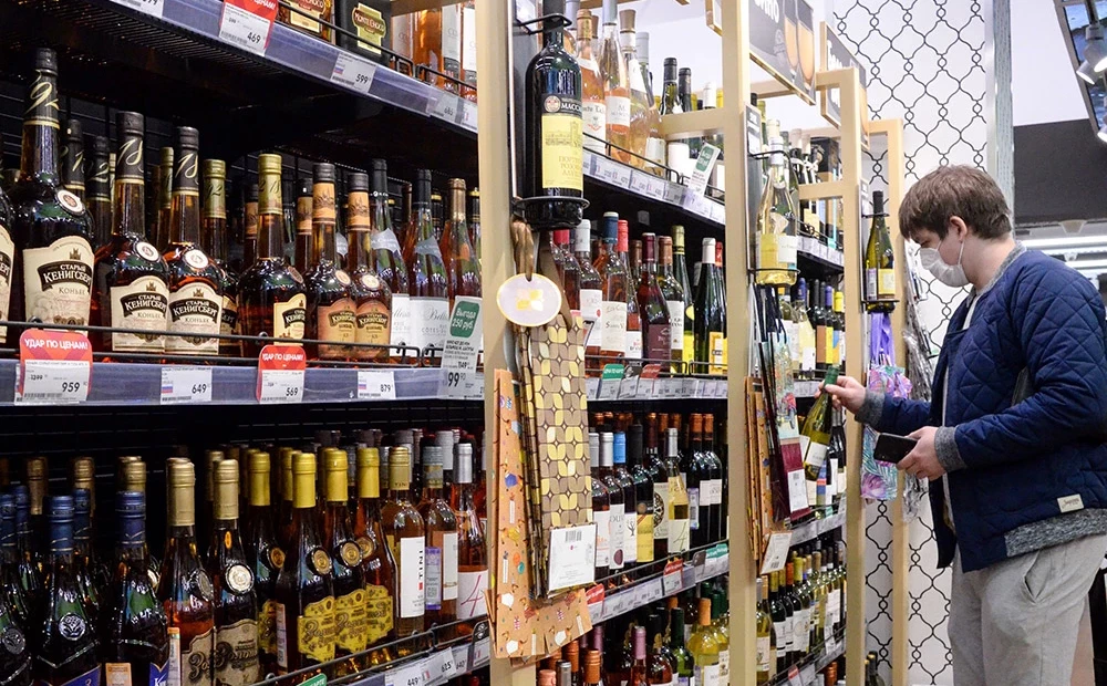 “Russia Considers Restricting Strong Alcohol Sales and Increasing Age Limit for Buyers”