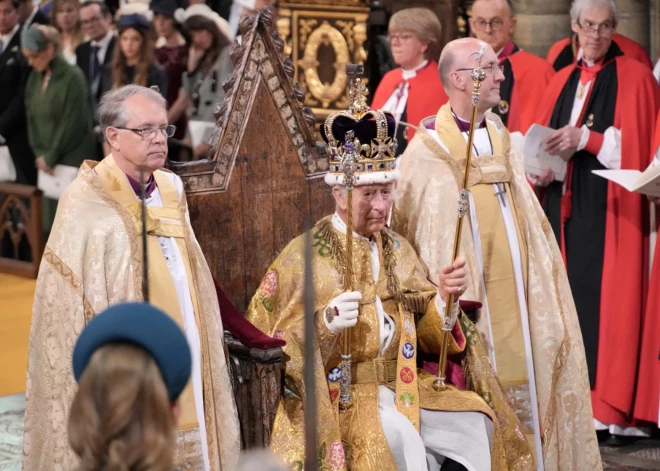 Svinīgā un vēsturiskā ceremonijā Vestminsteras abatijā Londonā par britu monarhijas karali kronēts Čārlzs III un viņa sieva Kamilla kronēta par karalieni.