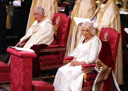 Svinīgā un vēsturiskā ceremonijā kronēts Lielbritānijas karalis Čārlzs III un karaliene Kamilla